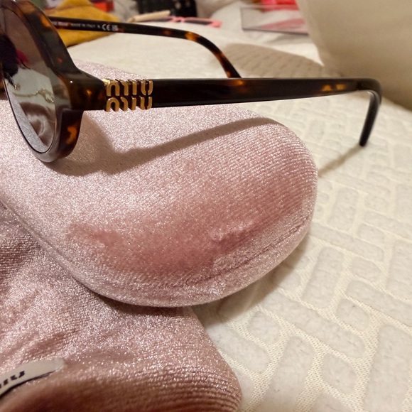 Miu Miu Miu Regard with mirrored lenses  Sunglasses with the Velvet Pink Case main image 4